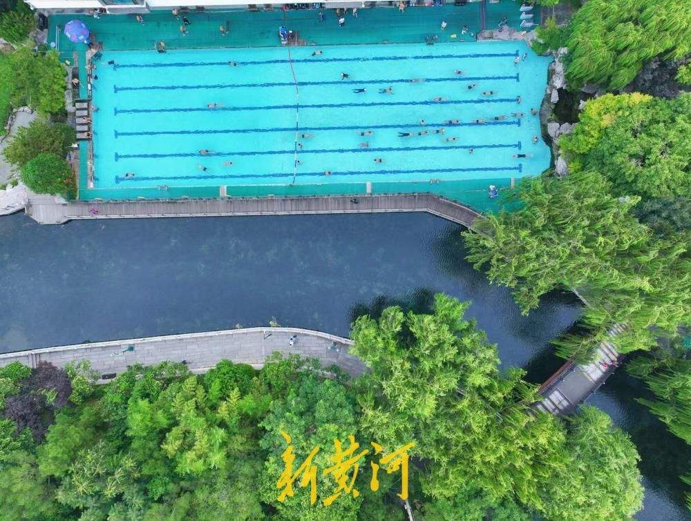 秋风微凉，济南泉水浴场依旧热闹非凡