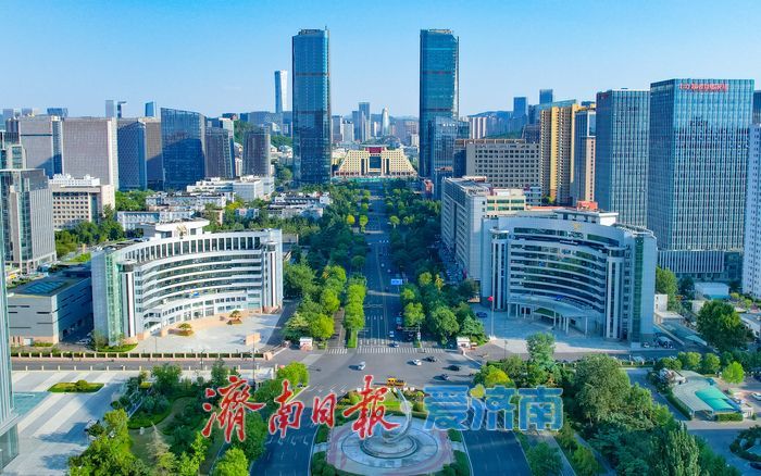 秋高气爽景致佳 澄澈蓝天扮靓济南东部城区