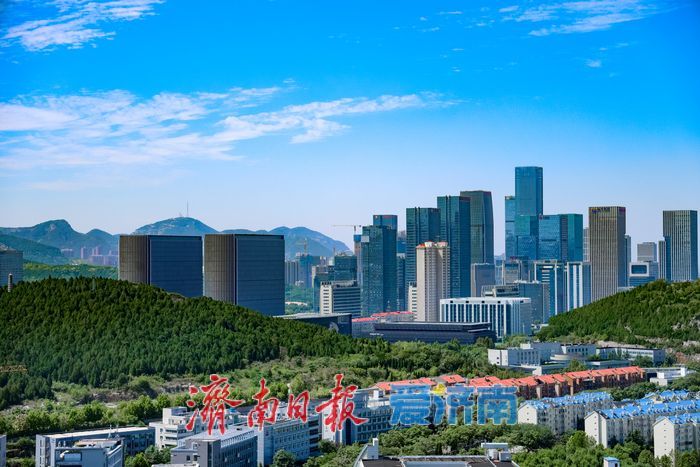 秋高气爽景致佳 澄澈蓝天扮靓济南东部城区