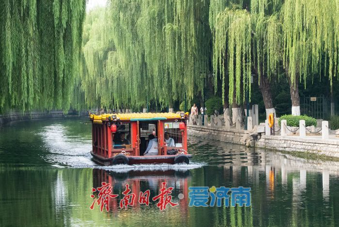 泉水之上看泉城,秋日画舫受青睐
