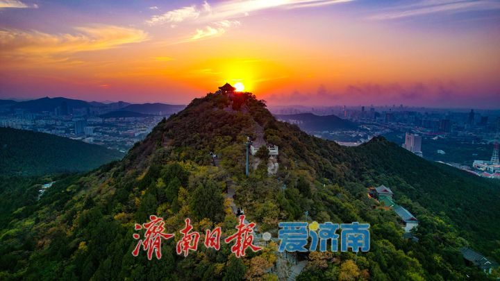 千佛山秋日晚霞铺满泉城天际