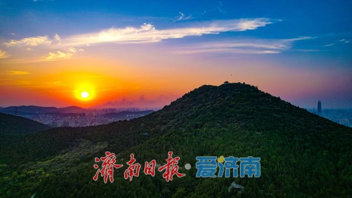 千佛山秋日晚霞铺满泉城天际