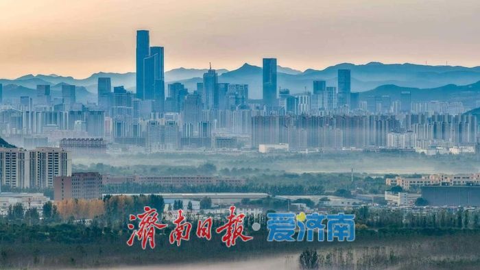 黄河济南段清晨现壮美平流雾，两岸宛若水墨长卷