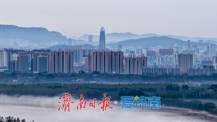 黄河济南段清晨现壮美平流雾，两岸宛若水墨长卷