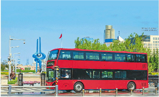 山东济南：双层巴士上新